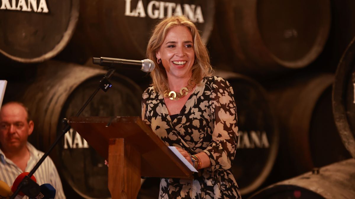 Almudena Martínez en la presentación del cartel anunciador de la 179 edición de las carreras de caballos de Sanlúcar | Cristo García