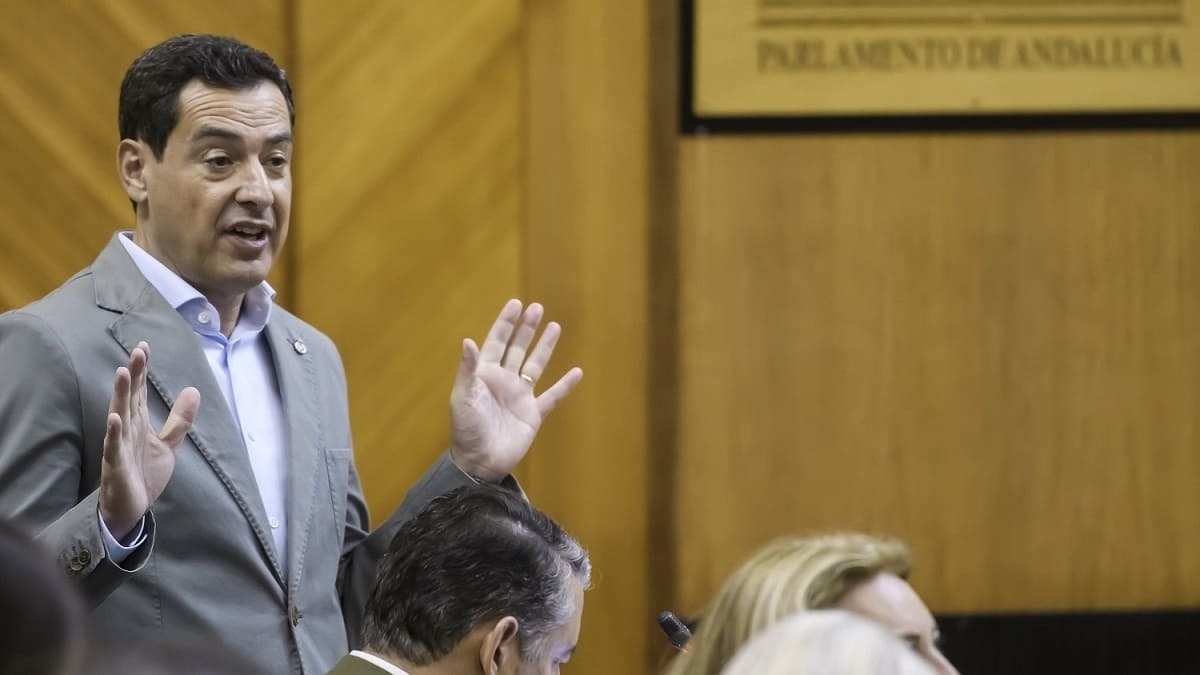Juanma Moreno, durante una comparecencia en el Parlamento de Andalucía