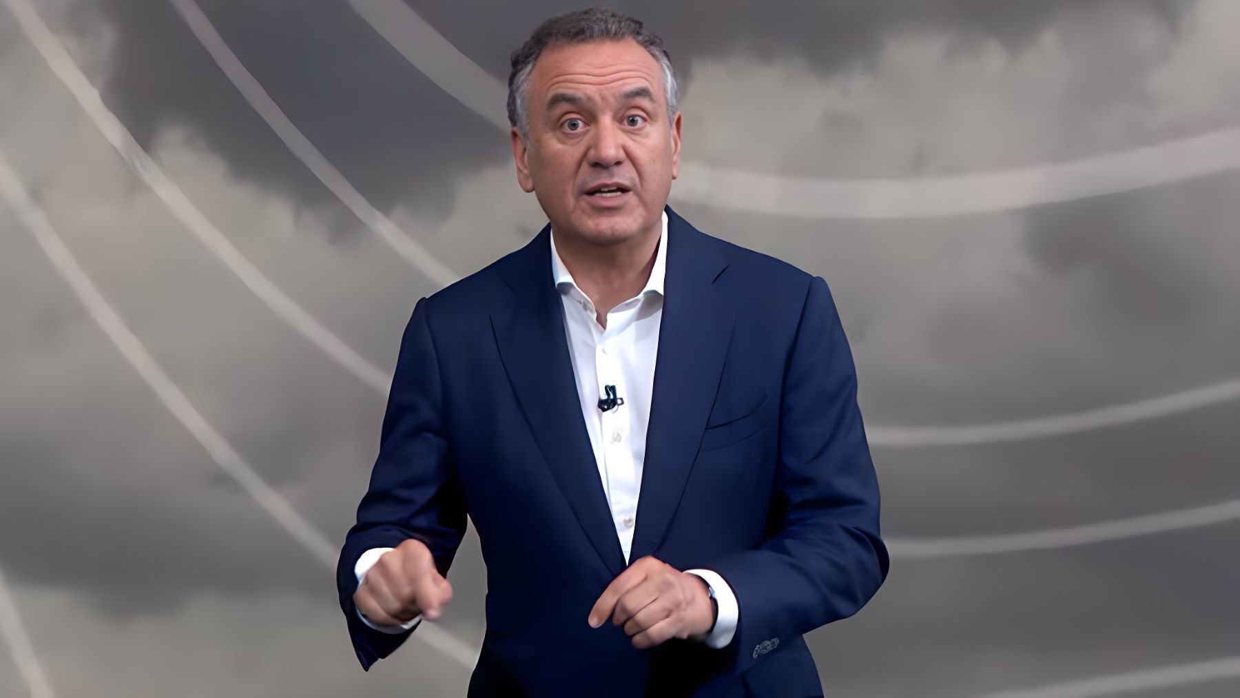 Roberto Brasero da la predicción del tiempo en Antena 3