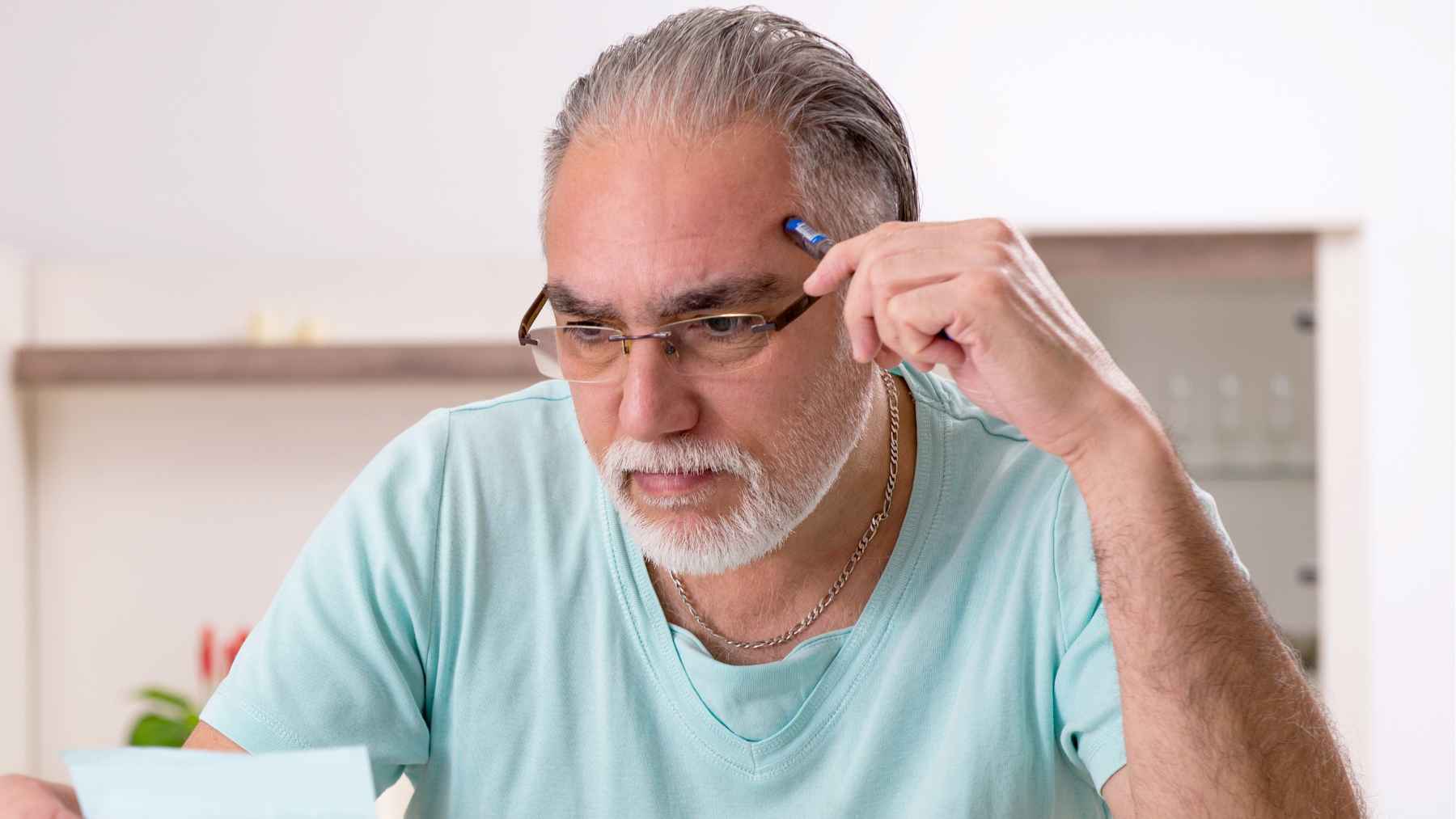 Un pensionista de la Seguridad Social preocupado por el estado de su pensión