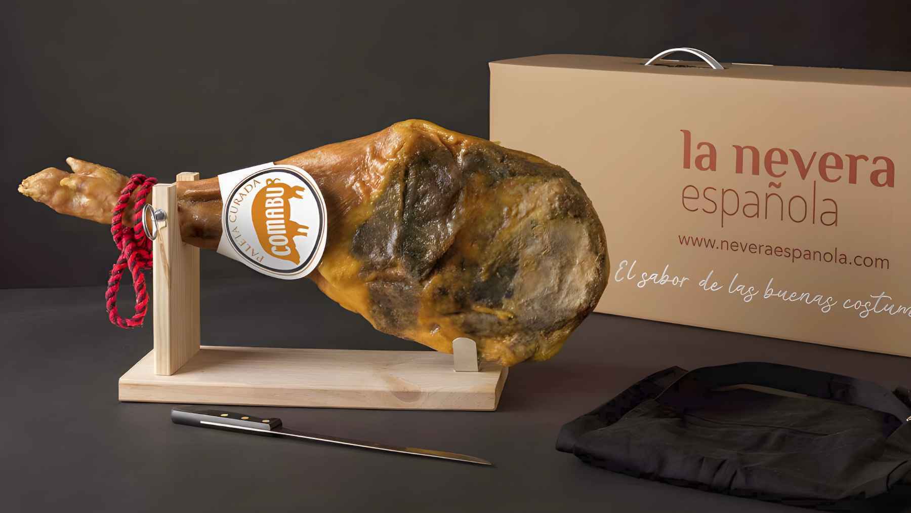 Comabu - Kit con Paleta 50% Duroc, Jamonero, Cuchillo y Delantal de La Nevera Española