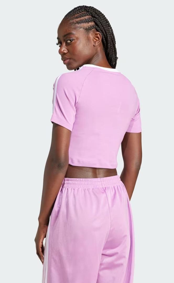 La nueva camiseta baby con tres bandas de color rosa de Adidas