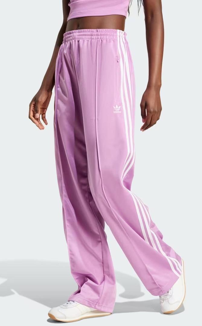 El nuevo pantalón Firebird Loose de color rosa de Adidas