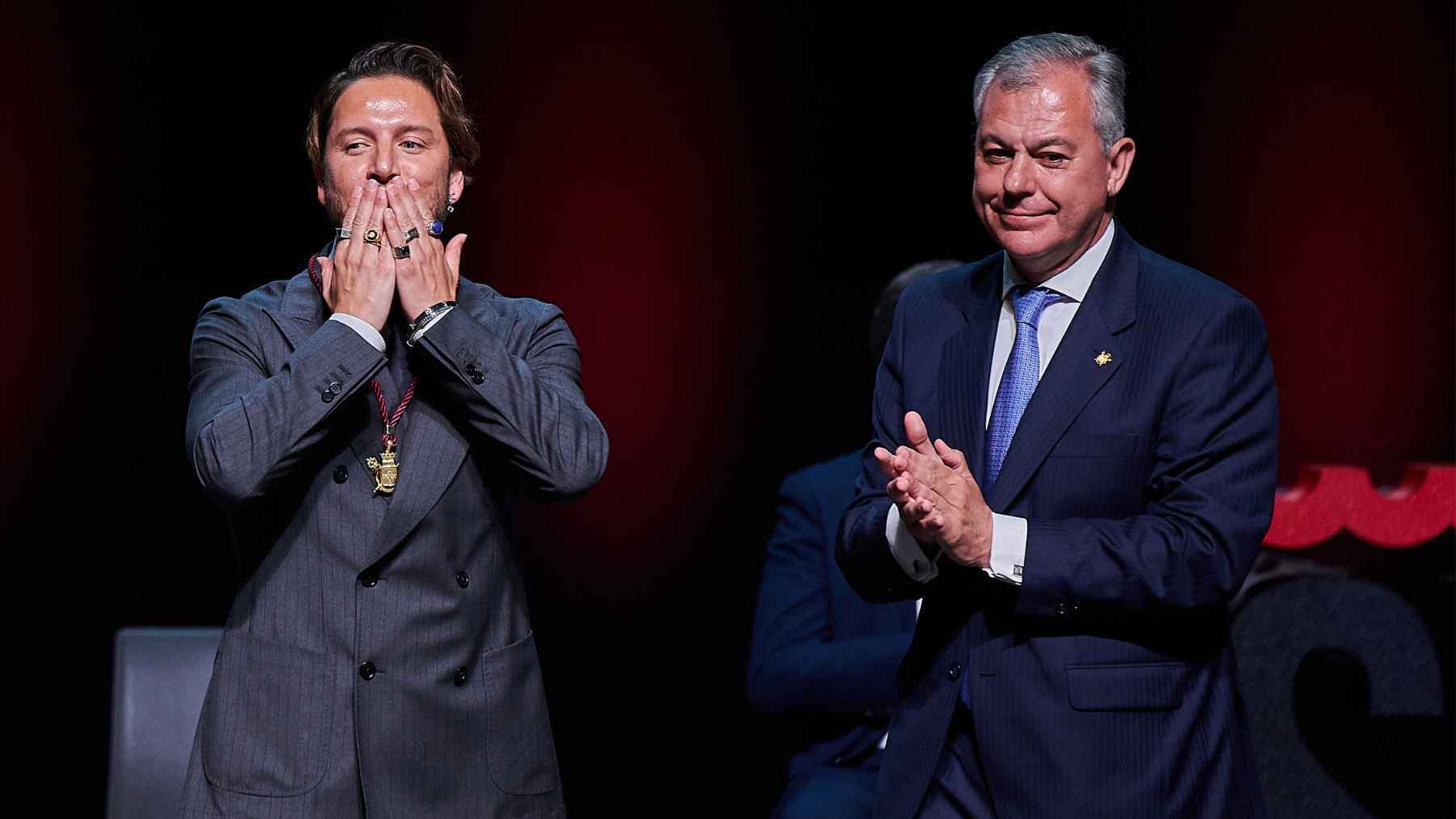 Manuel Carrasco recibe de José Luis Sanz la Medalla de Hijo Adoptivo de la Ciudad de Sevilla | Salvador López Medina para El MIRA