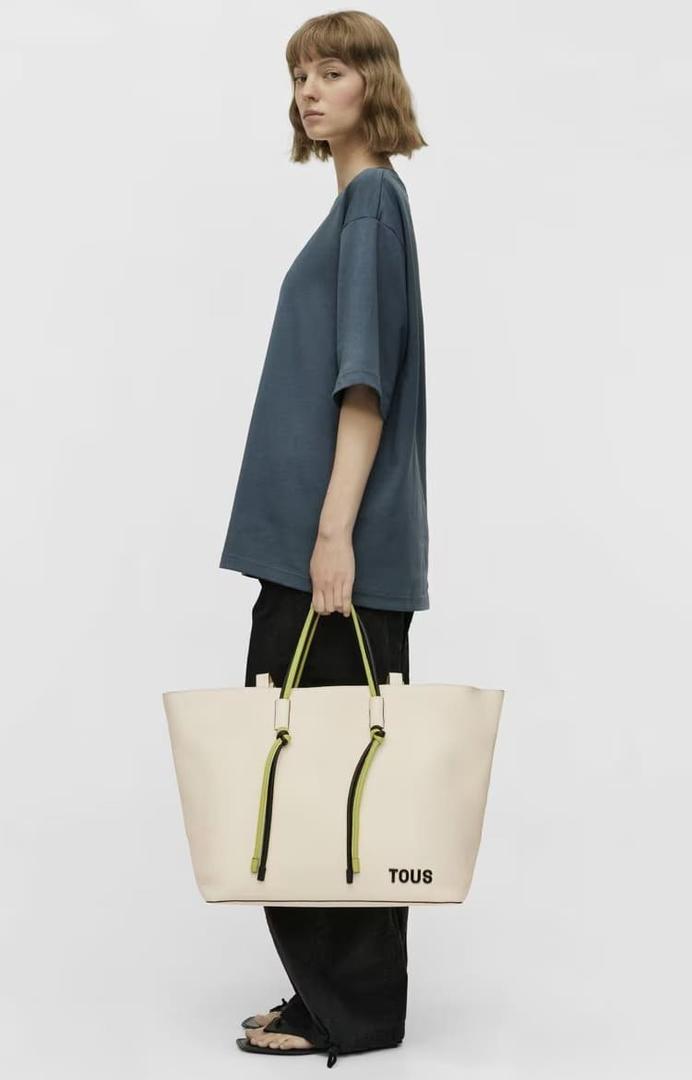 El bolso capazo grande de piel en color beige Tous Lynn