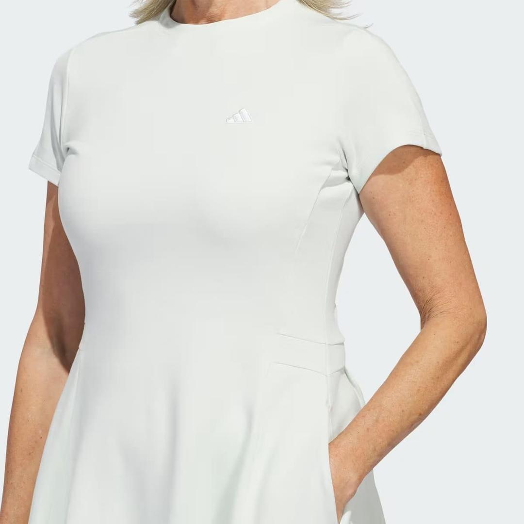 El cómodo vestido Go-To de color blanco de Adidas