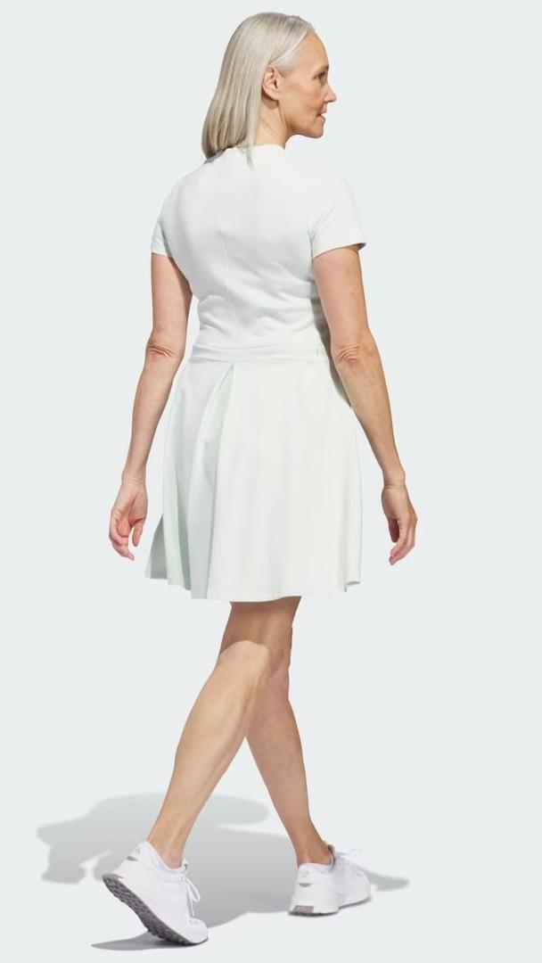 El cómodo vestido Go-To de color blanco de Adidas