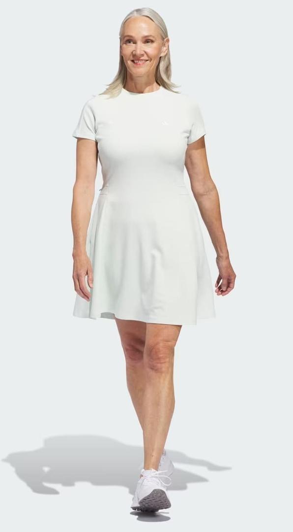 El cómodo vestido Go-To de color blanco de Adidas