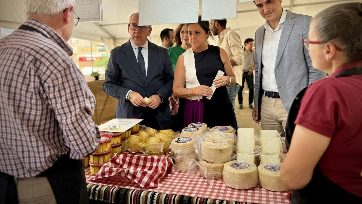 La consejera Catalina García, en el centro de la imagen