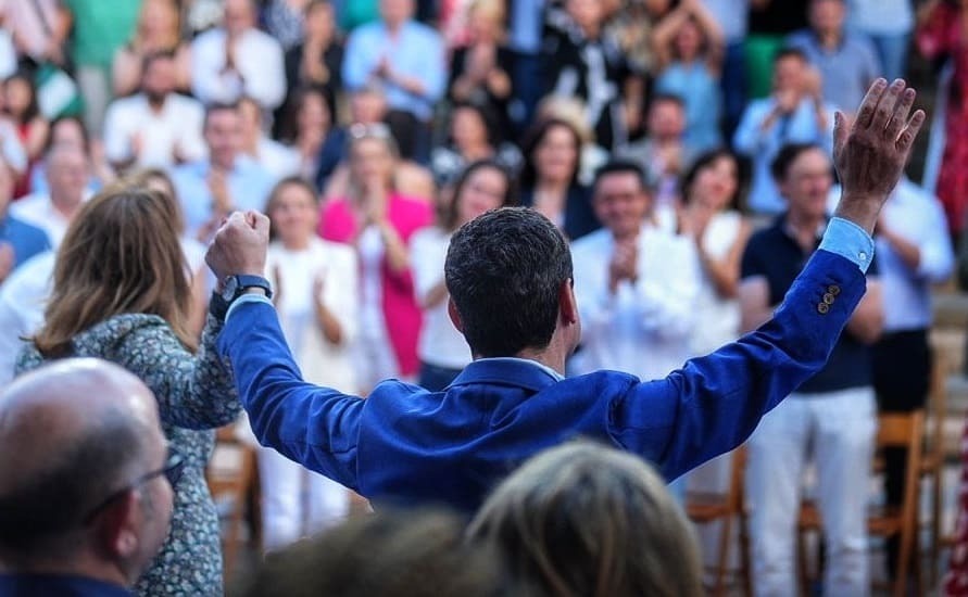 Juanma Moreno y Carmen Crespo saludan a los congregados
