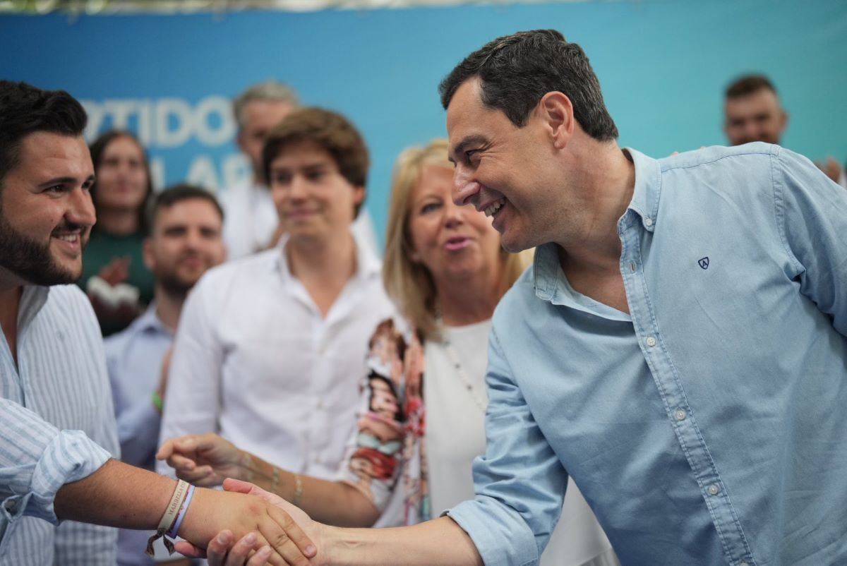 Juanma Moreno saludando a un militante del PP