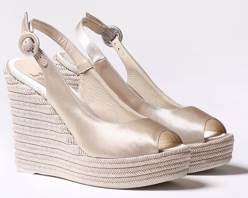 Sandalias de cuña brillante con hebilla