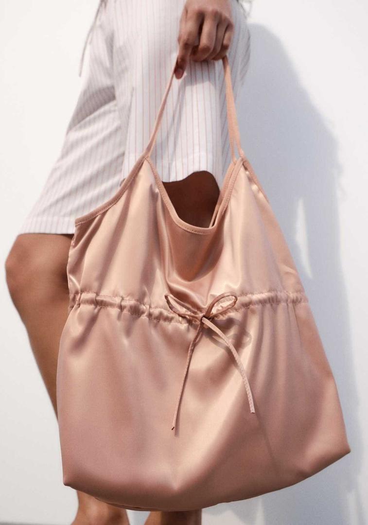 Bolso shopper tejido de Zara