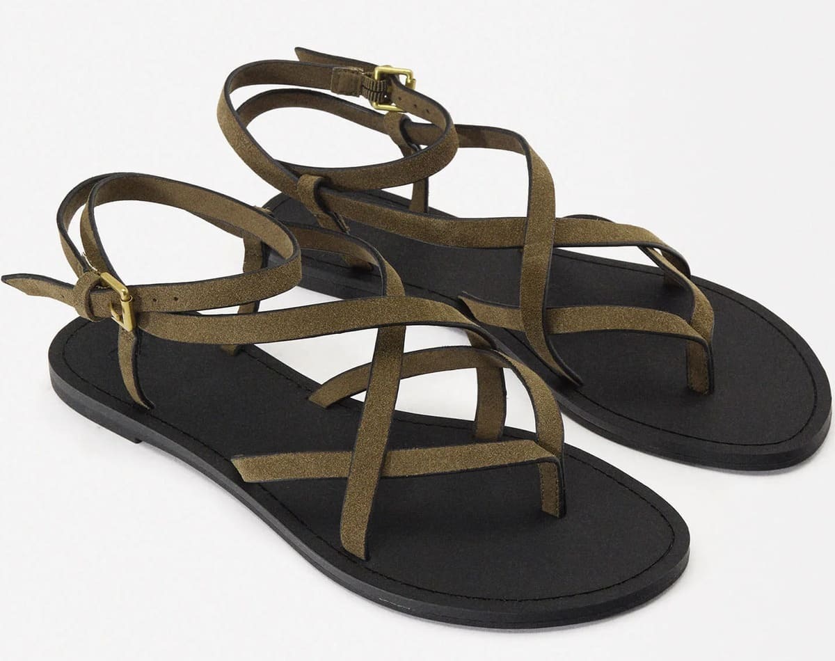 Las nuevas sandalias planas de piel en color verde caqui de Parfois