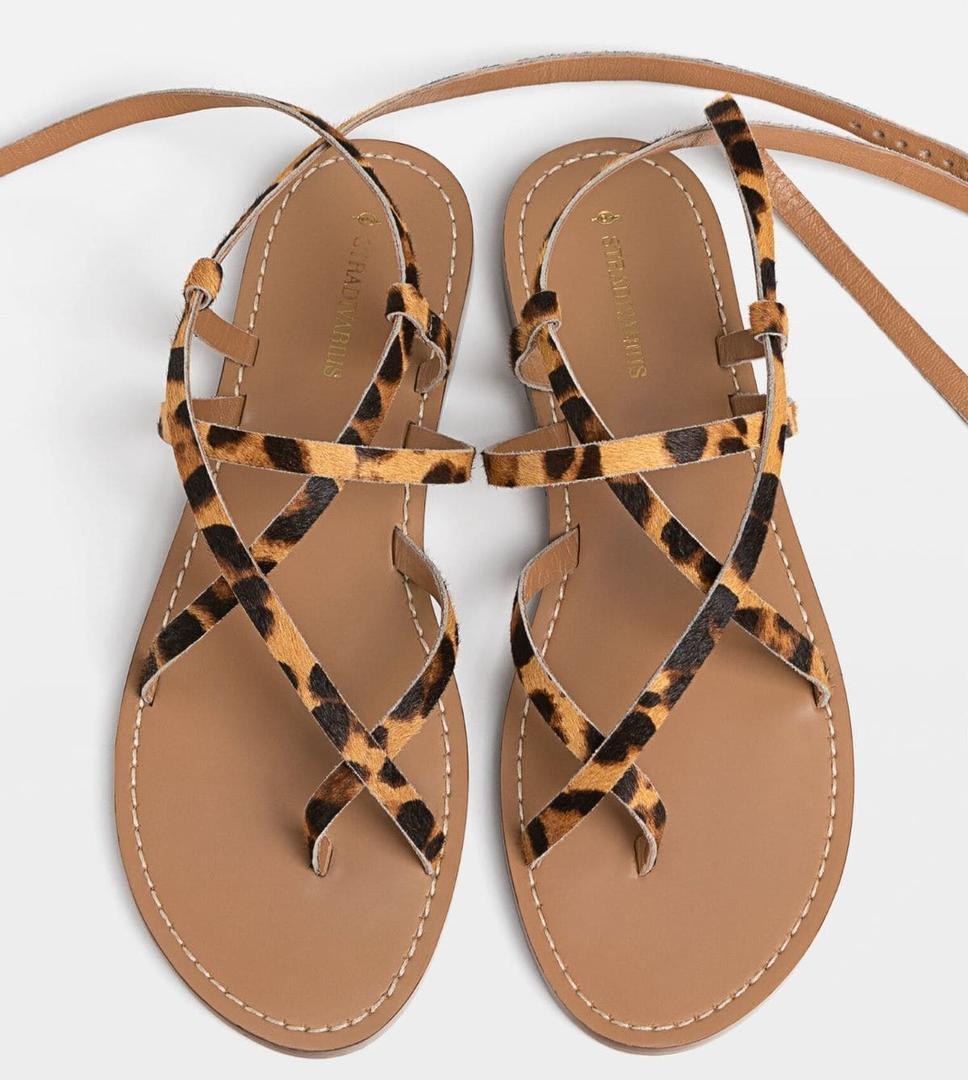 Sandalias planas con tiras de leopardo