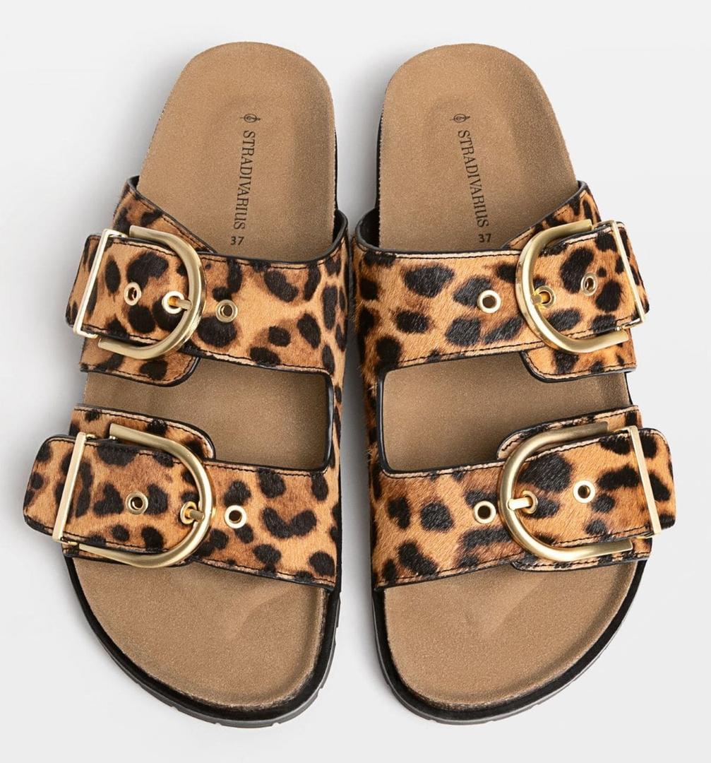 Sandalias planas de piel de leopardo con hebillas