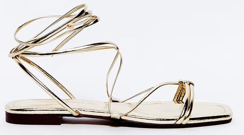 Sandalias bajas metalizada y de diseño atado