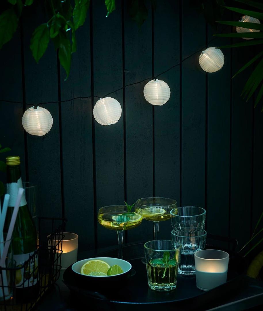 La nueva guirnalda luminosa LED solar para exterior SOLARVET de Ikea