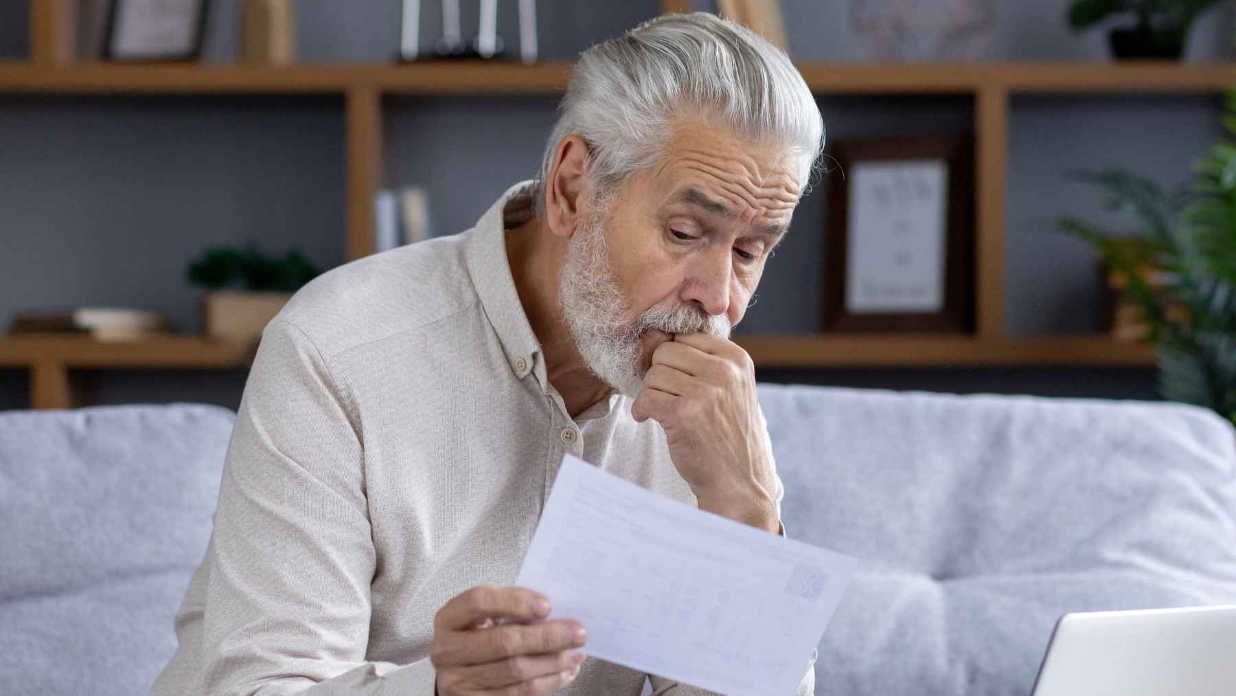 Un pensionista preocupado por el estado de su pensión de jubilación de la Seguridad Social