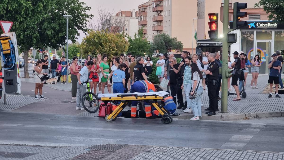 Personal sanitario atendiendo al joven tras sufrir un ataque epiléptico en la barriada de La Granja | Jesús Catalán