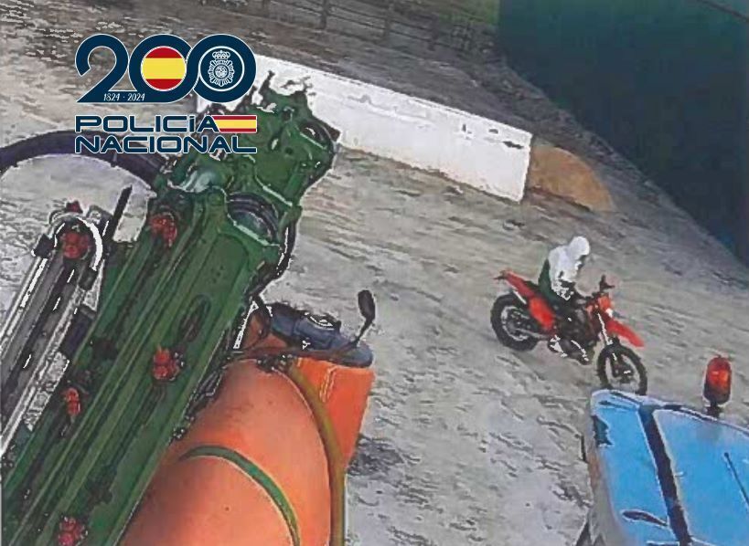 Imagen del pirómano en una moto detenido en Jerez