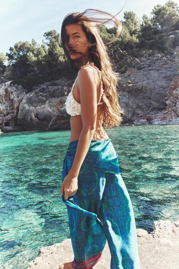 El pantalón pareo satinado y estampado de Zara