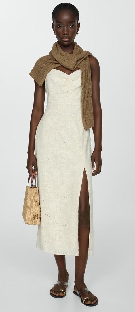 El nuevo vestido bordado con abertura lateral de color arena de Mango