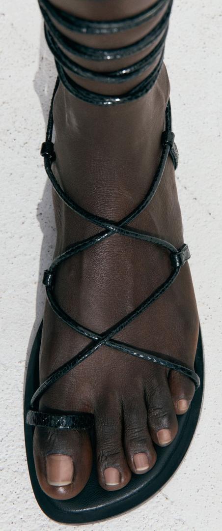 Las sandalias de piel con tiras en color negro de Mango