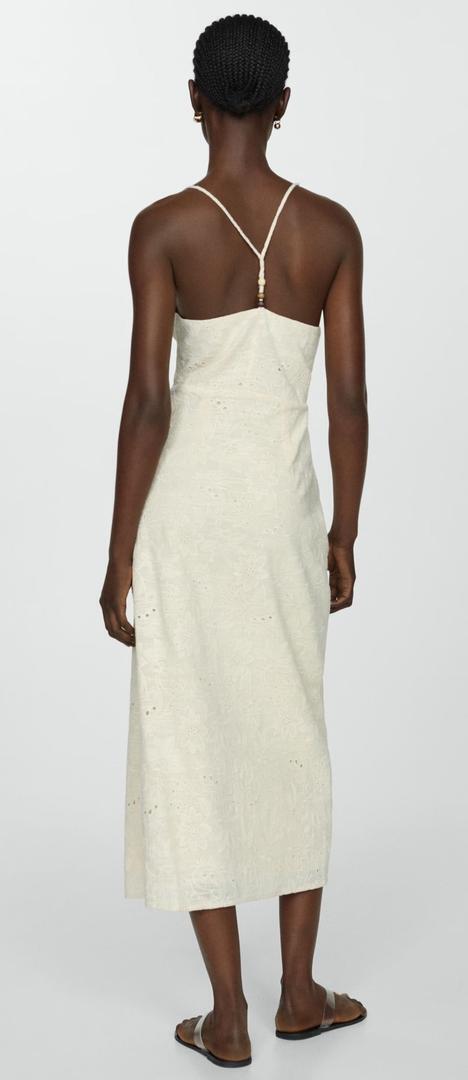 El nuevo vestido bordado con abertura lateral de color arena de Mango