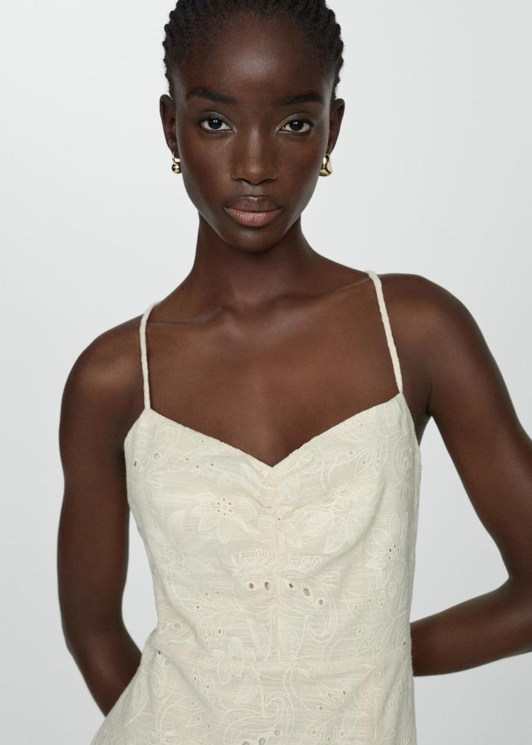 El nuevo vestido bordado con abertura lateral de color arena de Mango