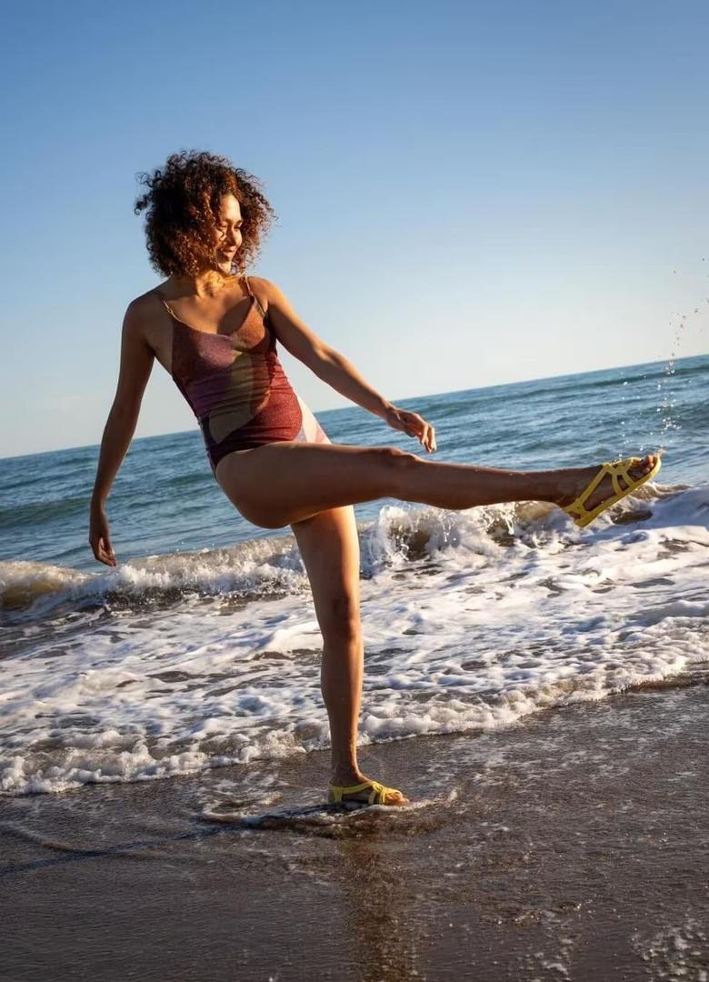 Las sandalias de playa Brasileras de dedo en color marrón con suela de goma antideslizante en Decathlon