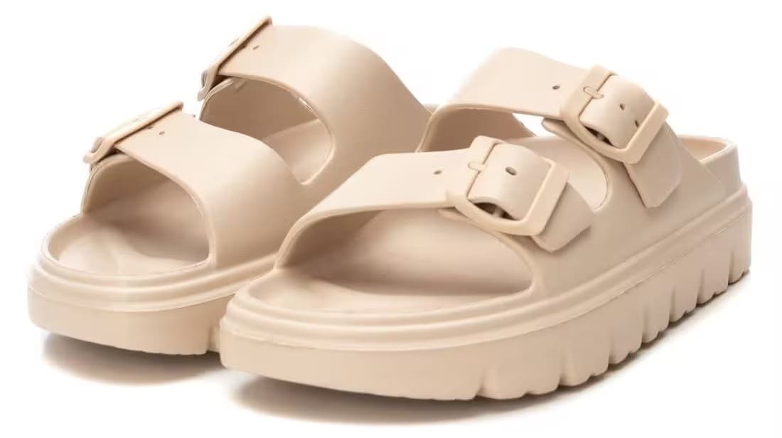 Las chanclas de mujer Xti de color beige en Decathlon