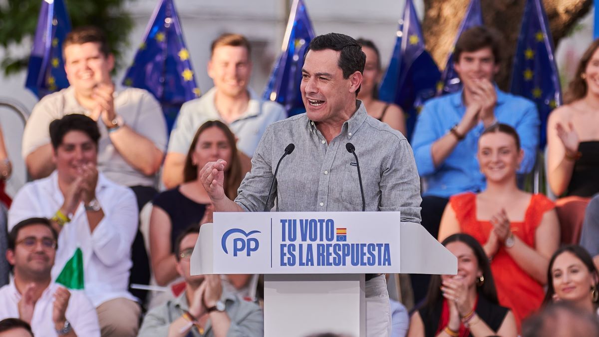 Juanma Moreno en un mitin del PP en Sevilla | Salvador López Medina para El MIRA