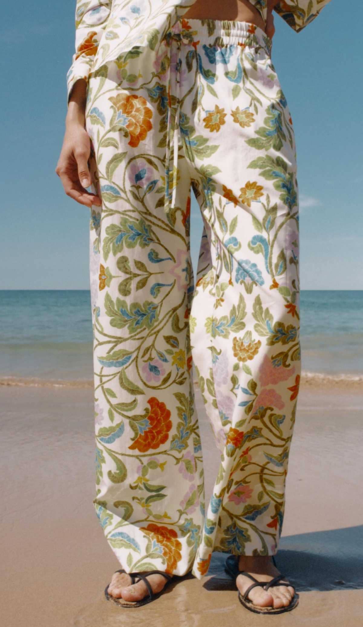 Pantalón popelín estampado ZW collection de Zara