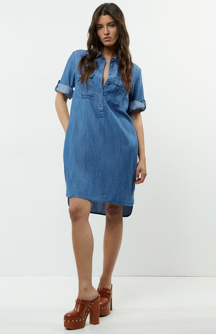 El nuevo vestido corto de tejido vaquero de Sfera en El Corte Inglés