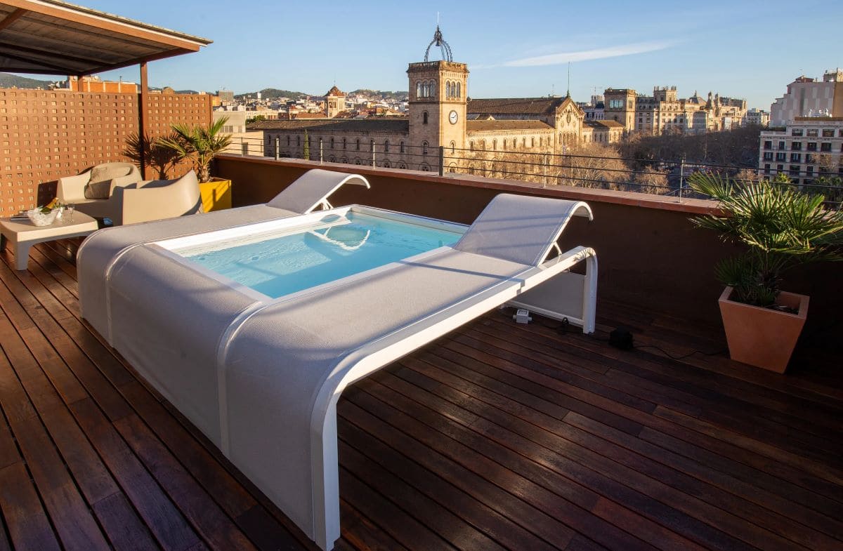 Piscina mariposa con tumbonas GRE