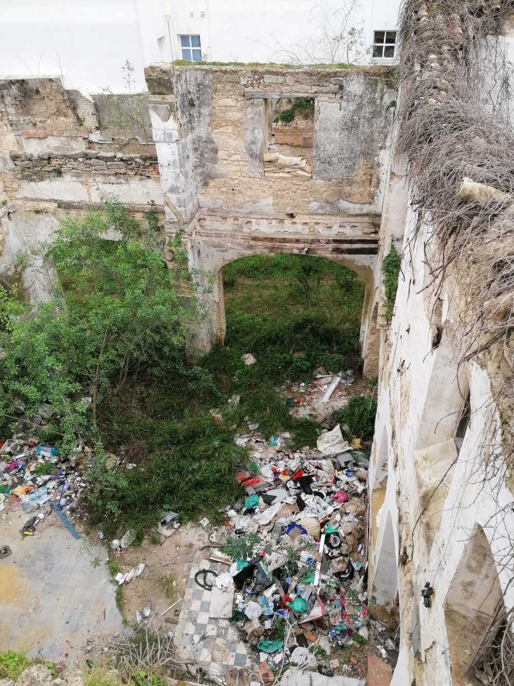 Incendio en un solar de la calle Caracuel