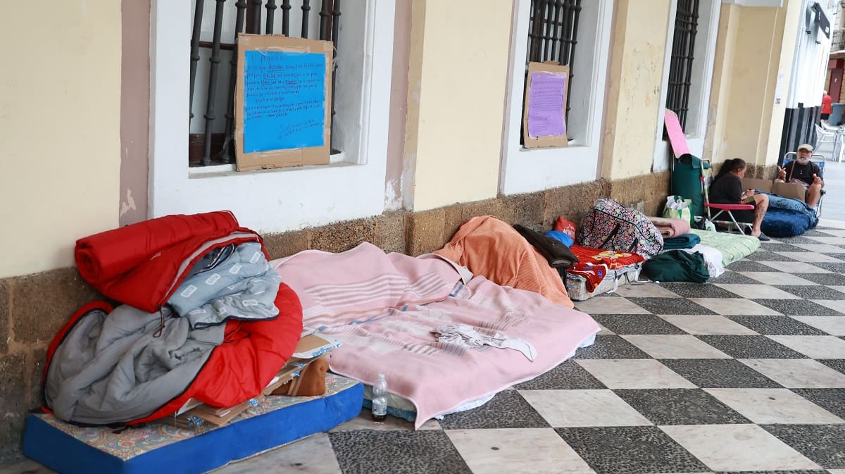 Personas sin hogar concentradas a las puertas del Ayuntamiento de Cádiz | Cristo García