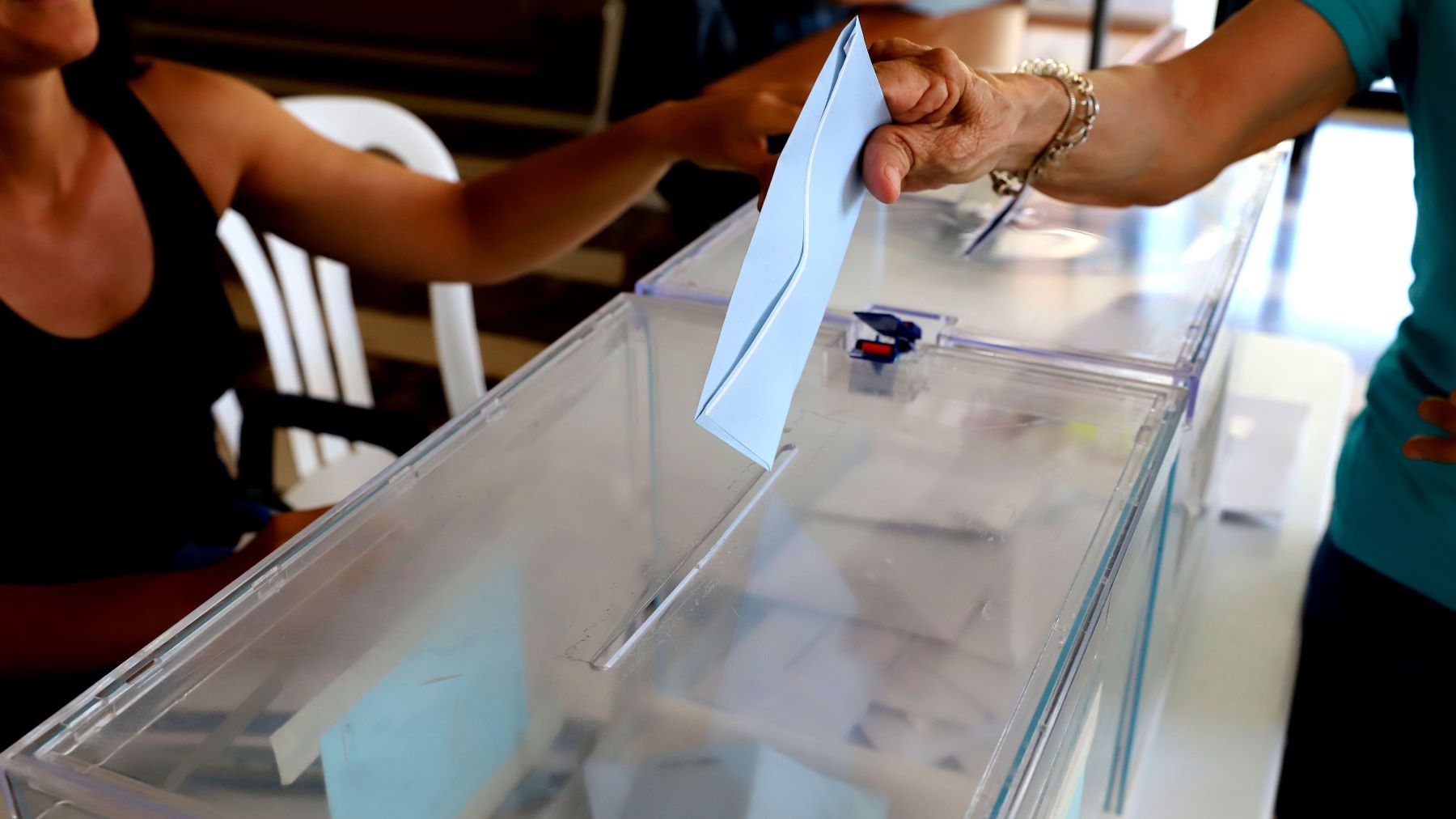 Una persona votando en unas elecciones