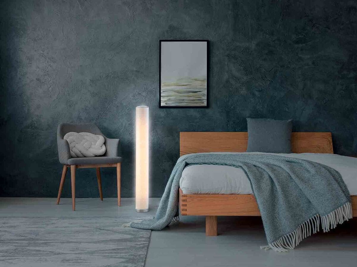 Lámpara LED de pie con sistema de iluminación uniforme