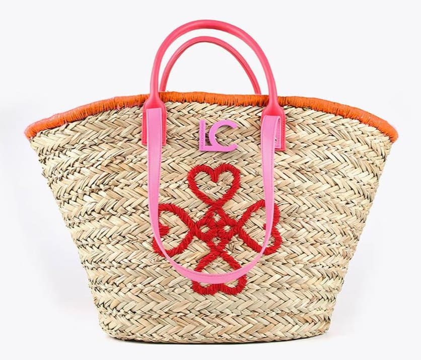 Capazo de fibras naturales con logo de corazones Lola Casademunt