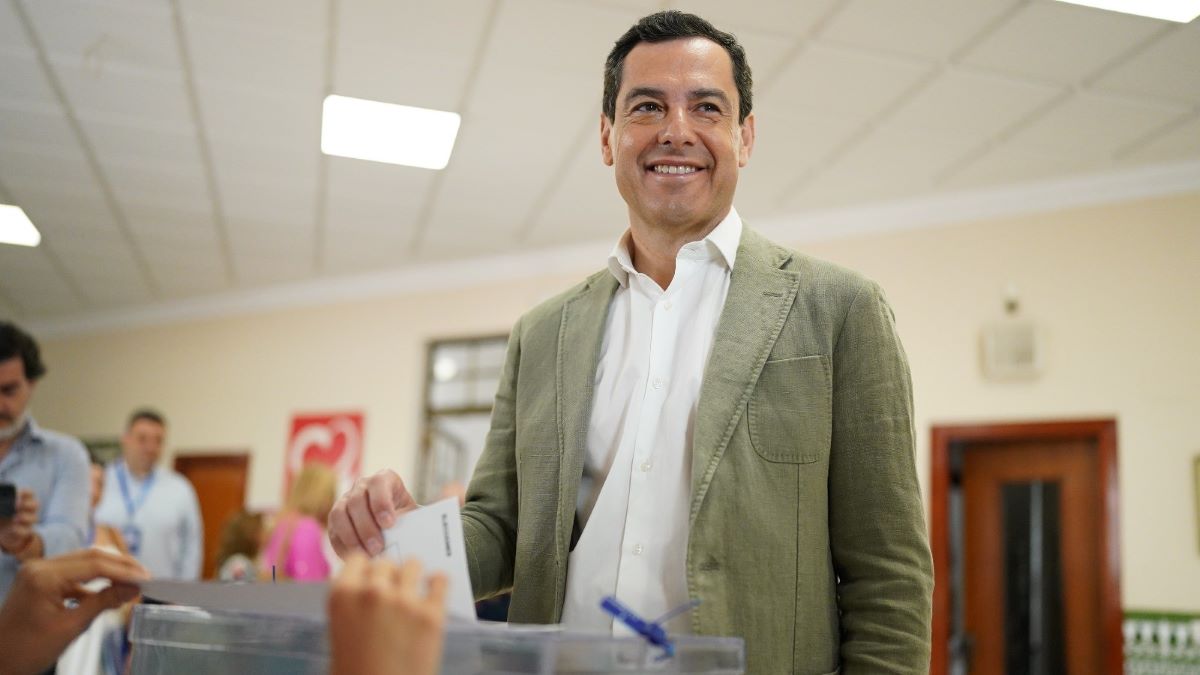 Juanma Moreno votando en las elecciones europeas