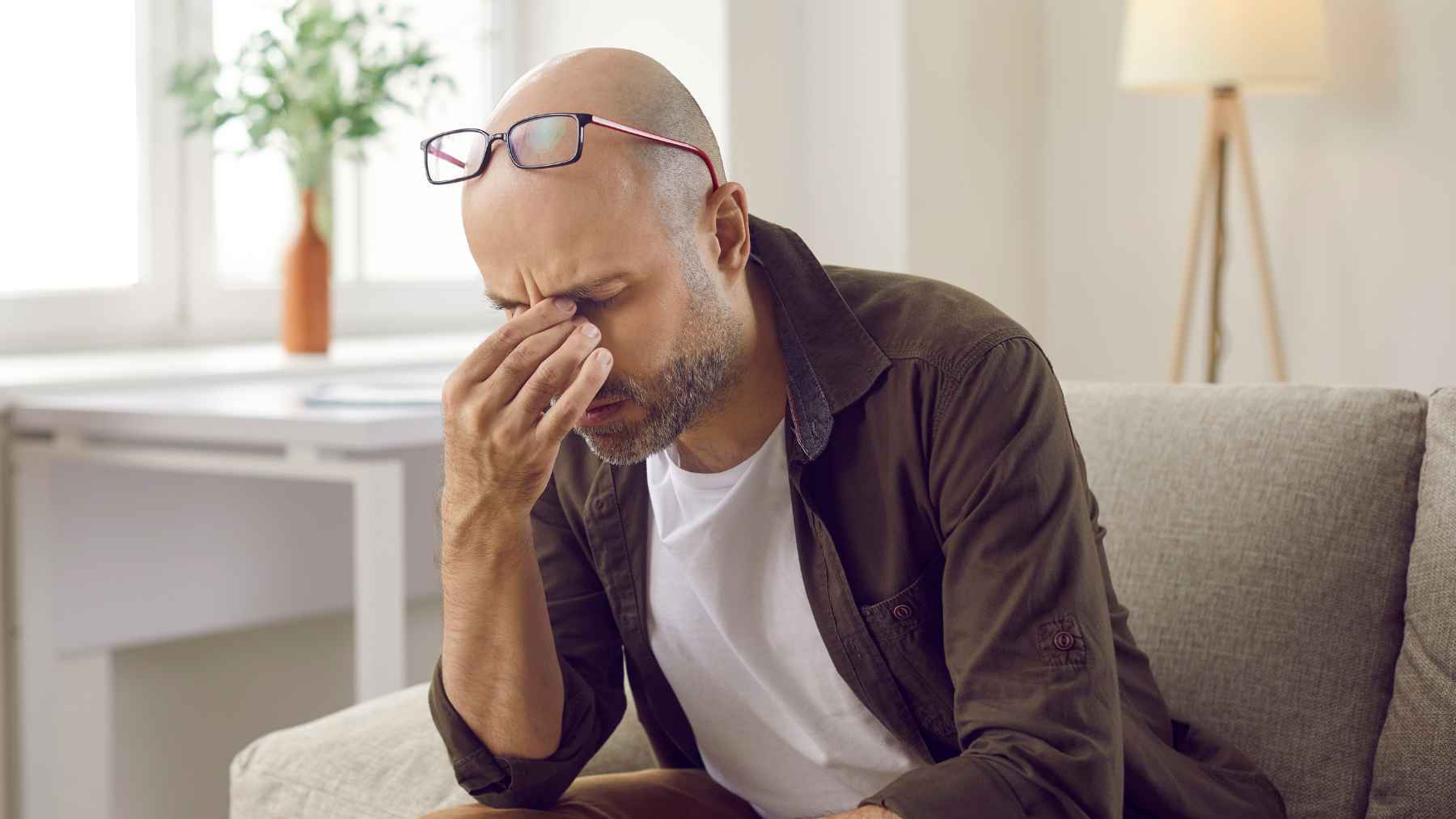 Un futuro pensionista preocupado por el estado de su pensión de jubilación de la Seguridad Social