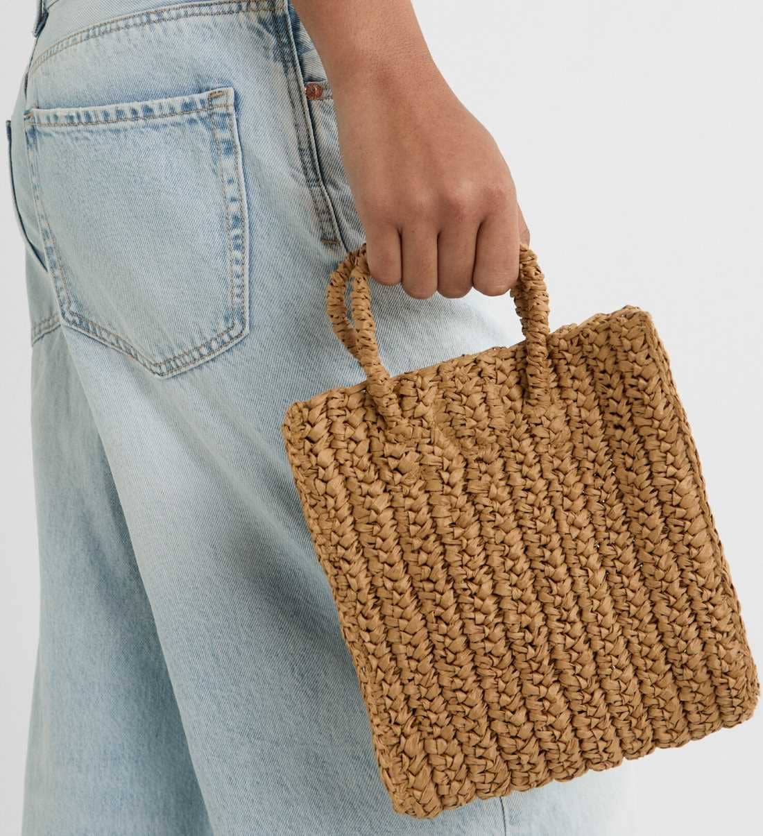 Bolso bandolera estilo rafia de Stradivarius