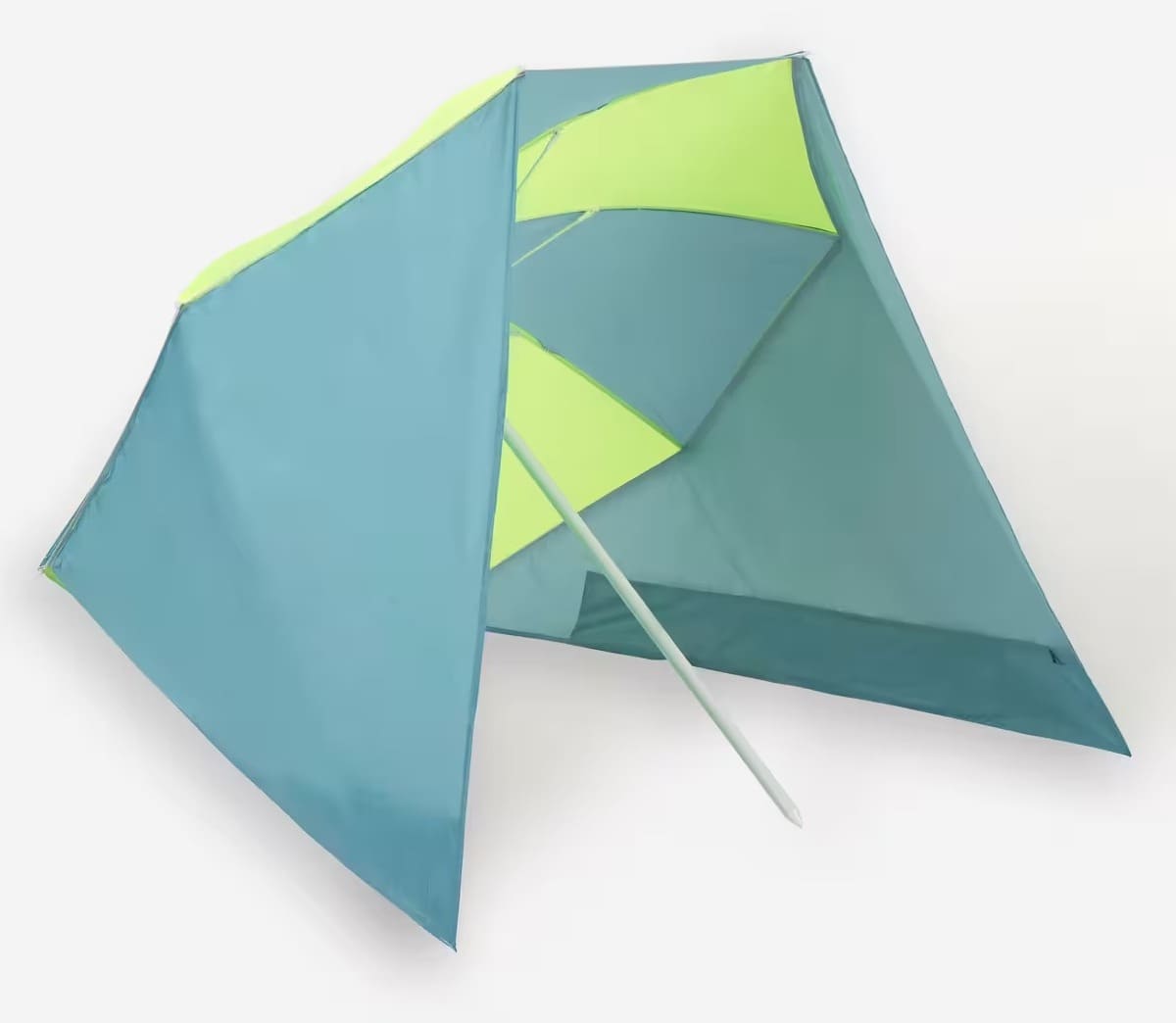 La sombrilla de playa con paraviento y refugio UPF 50+ con dos plazas de Decathlon