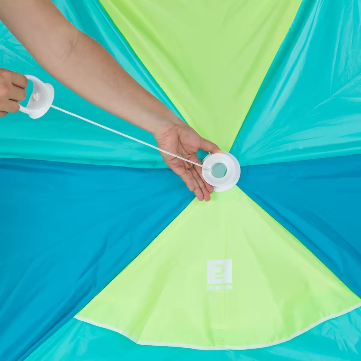 La sombrilla refugio de playa Iwiko 180 azul y amarillo con UPF 50+ y 3 plazas de Decathlon