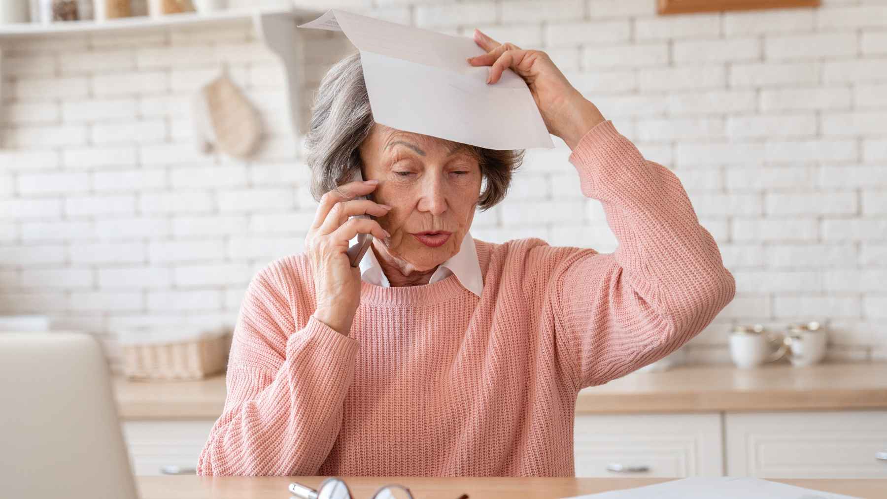 Una ama de casa preocupada por el estado de su pensión de jubilación