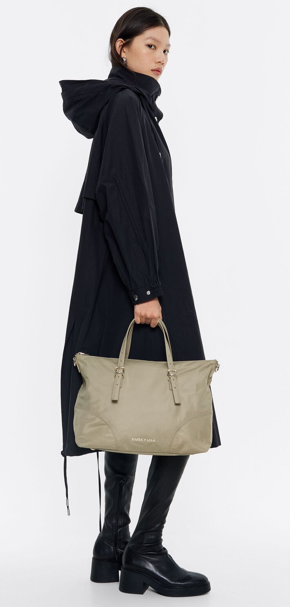 El bolso shopper grande de color caqui claro de Bimba y Lola