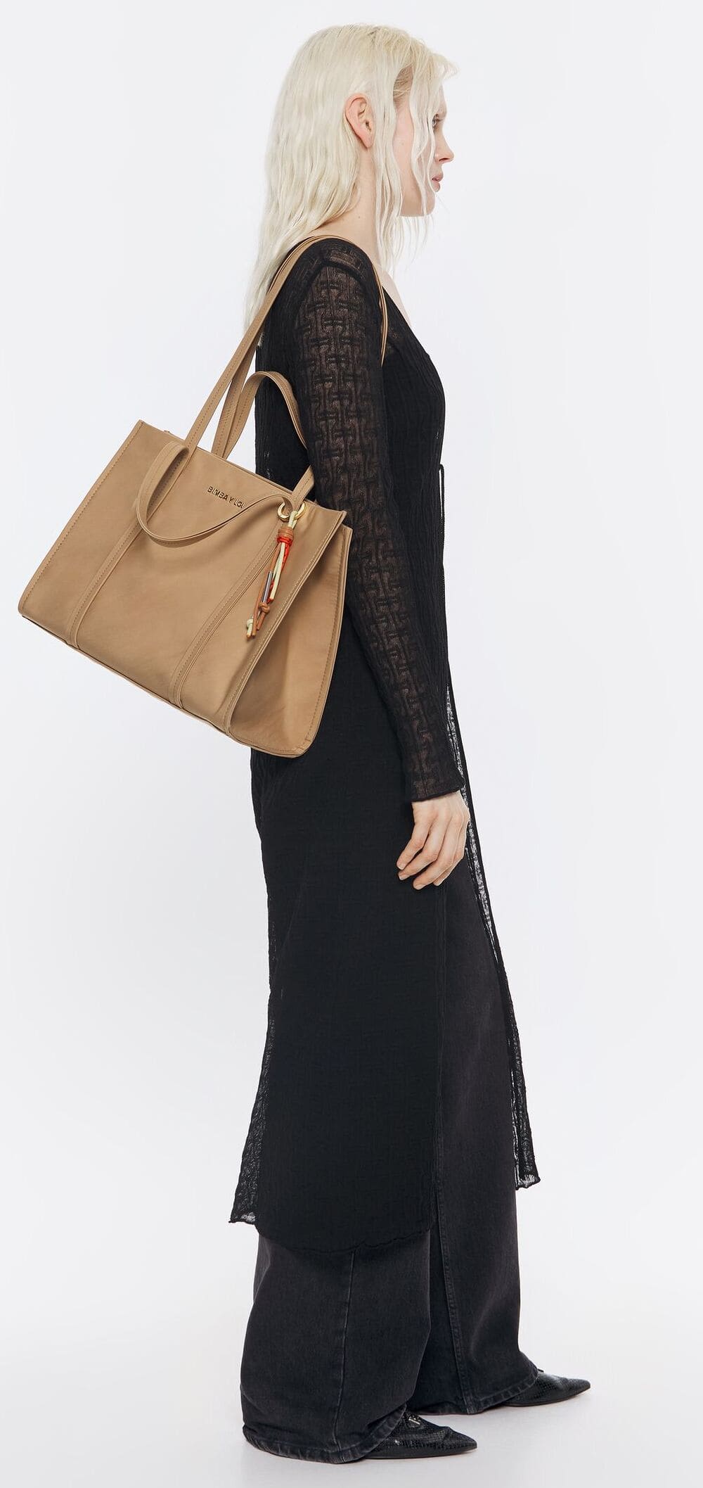 El bolso shopper grande de nylon color tostado de Bimba y Lola