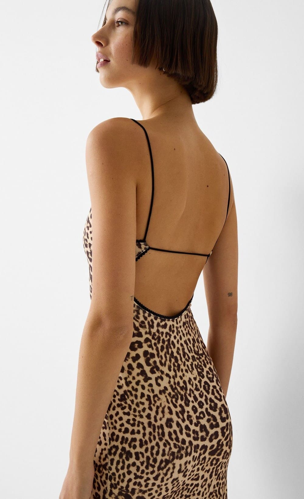 El nuevo vestido midi animal print con estampado de leopardo de Bershka